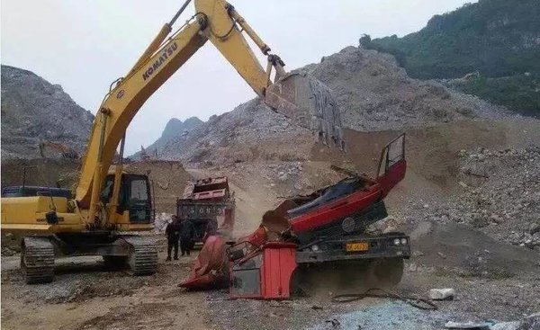 这些奇葩车祸  谁来告诉我是怎么发生的