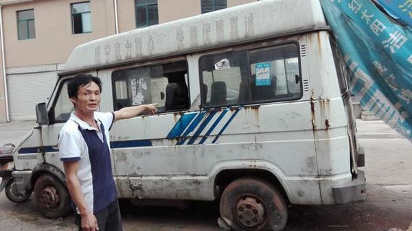 咸宁'僵尸车' 停路中间一停6年无人管理