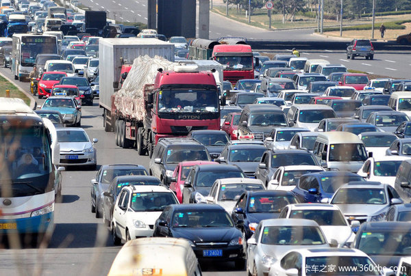 国庆车流大 四川交警发布高速避堵攻略