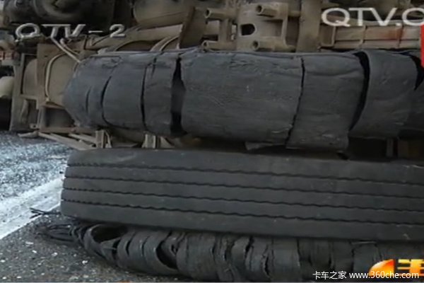 货车高速路上爆胎 侧翻后滑行八十多米