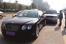 7万皮卡撞600万宾利