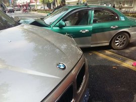 追尾引发的四连相撞