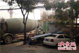 郑州水泥罐车刮倒围墙