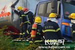 罐车转弯急翻车 甲醇泄漏消防紧急处置