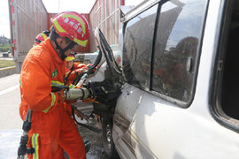 面包改油罐车追尾货车