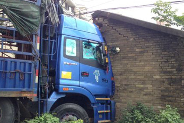 �������˼�ʻ����&nbsp;һ������ײ�����¥