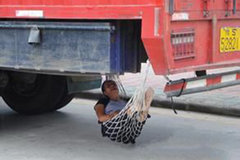 ����˾������·ͣ������ ˯������͵��