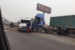 货车拦腰撞上运钞车 消防紧急营救伤员
