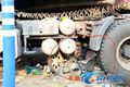 高架路口两半挂车相撞 一男女压在车下