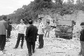 司机在人家祖坟倒垃圾