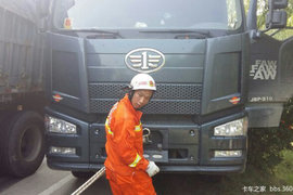 卡友学雷锋救人不留名