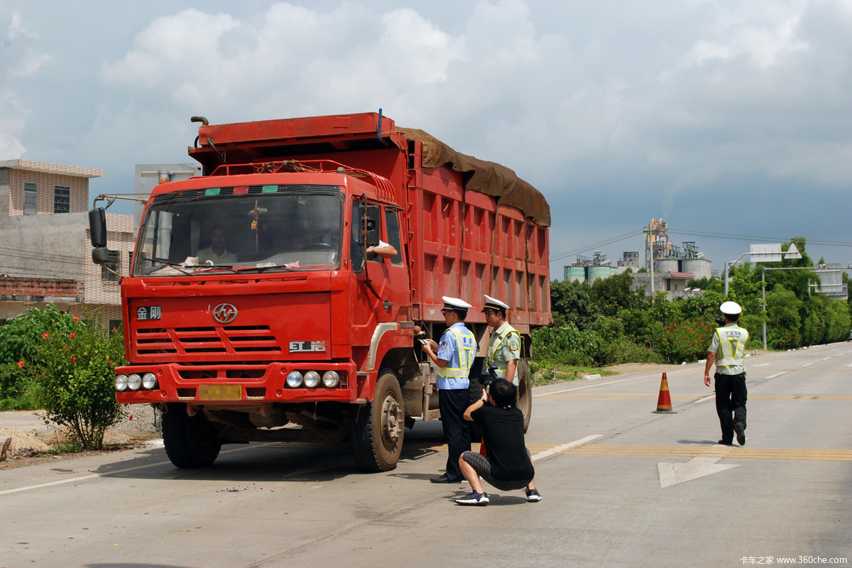 貨車超載40噸過超限站為何從來不受罰圖片列表