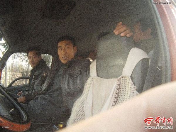 货运车改拉人 驾驶室塞7人碰见警车逃跑