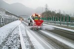 北京为确保下雪不封路 试用新型融雪剂