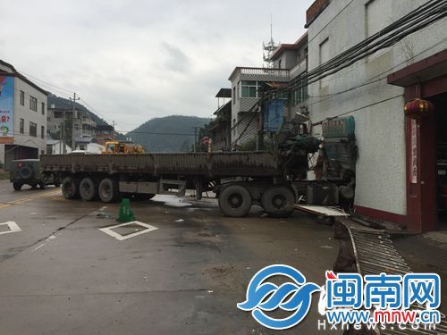 һ�Է����賿��˯&nbsp;�����������ײ��ǽ