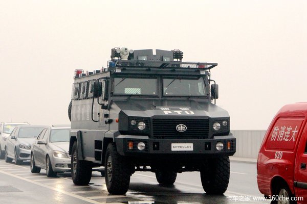 春雷行动战果连连 蓝鲨PTU防护型运兵车