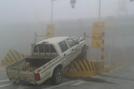 皮卡撞上护栏三人重伤