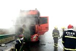 或因线路老化 半挂车高速行驶途中自燃