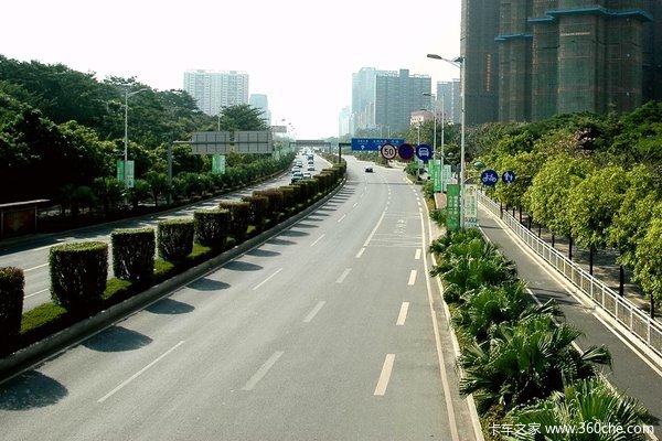 ���У�&nbsp;���ڴ����³ǲ��ֵ�·���л���