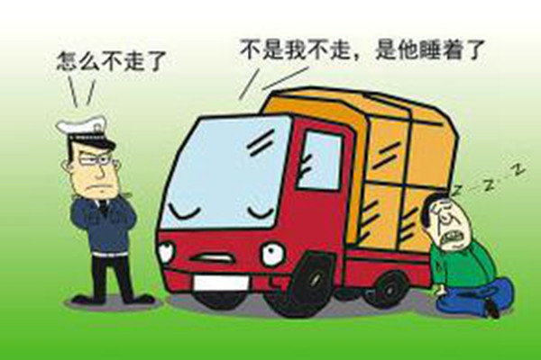 一大货车停在高速上 俩司机呼呼睡大觉