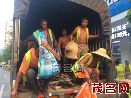 比大巴还能装 小货车里竟塞下47铁道工