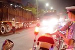 南宁交警夜查大货车 两个半钟罚了89辆