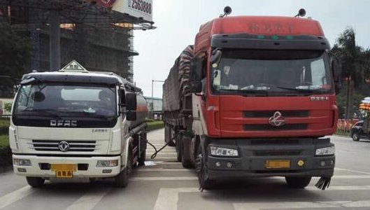 货车路中央违停加油 交警发现及时制止