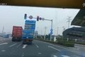 你在前面超载 警察蜀黍躲在后面拍视频