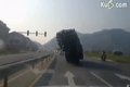 你在前面超载 警察蜀黍躲在后面拍视频