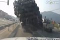 你在前面超载 警察蜀黍躲在后面拍视频