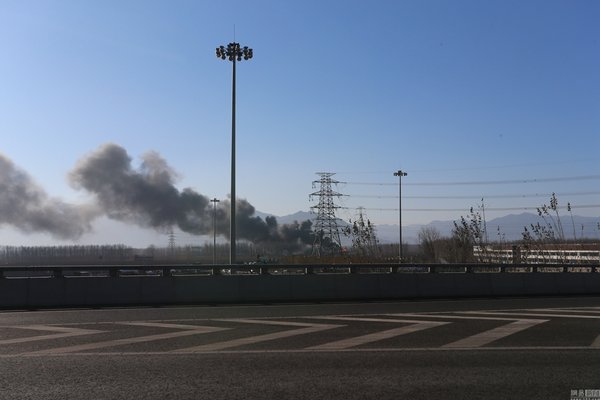 10米长油罐车起火 北六环爆堵两个小时