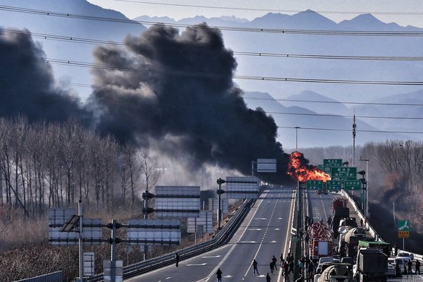 10米长油罐车起火 北六环爆堵两个小时