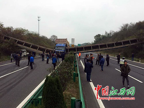 ����20����&nbsp;&nbsp;����һͷײ�ϸ��ٿ���ˮ��