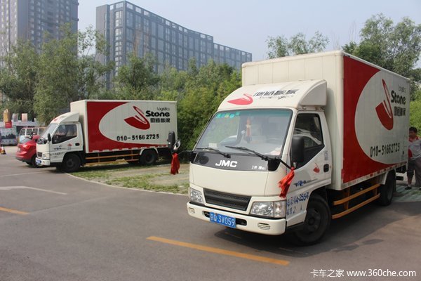 高端车替代低档车 北京搬家公司正转型