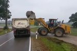 巨大石头装车 砸到自卸车生活不能自理