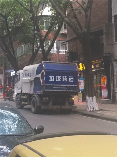 洒水车违法交警没招?无牌环卫车满街跑