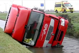 卡车掉进水沟生拉硬拽