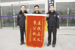 货车被追尾却反遭讹 交警赶到秉公处理