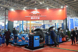 2016北京汽保展:通达半自动轮胎拆卸机