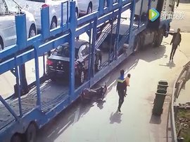 半挂转弯碾压电动车 车底下钻出个娃娃