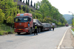 修路要钱就罚货车 理塘县