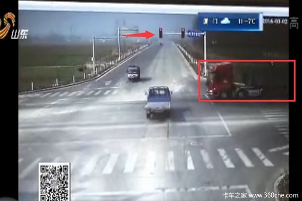 三蹦子怒闯红灯 货车无辜被撞损失惨重