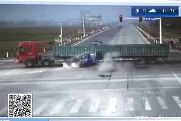 三蹦子怒闯红灯 货车无辜被撞损失惨重