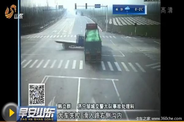 三蹦子怒闯红灯 货车无辜被撞损失惨重