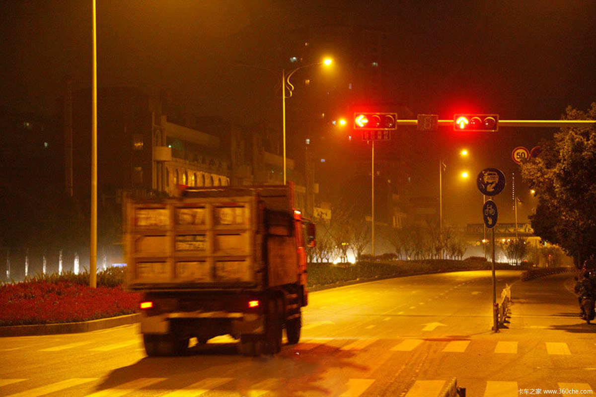 北京交警专项整顿车辆夜间闯红灯等违法行为