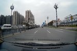 连续并线还不打灯 成都面包车险酿事故