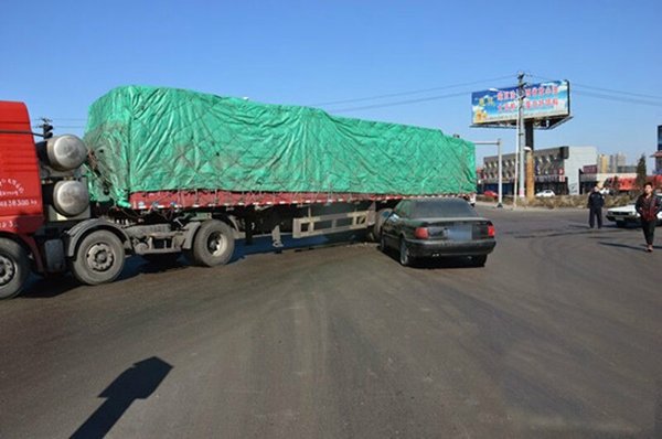 胆真肥 奥迪醉驾撞了车还要打挂车司机_