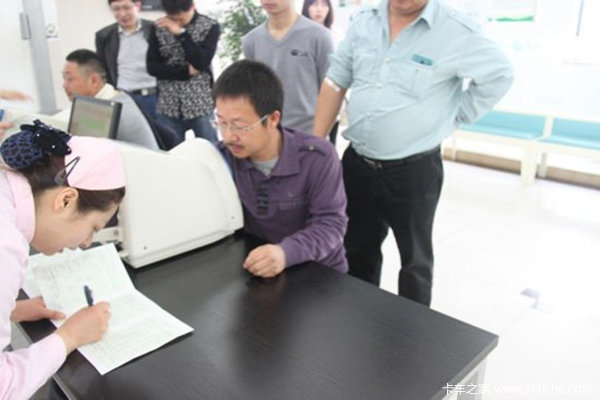 �Ժ�ѧ��ȥ����?&nbsp;�ɶ�����ʩ�мݿ��¹�