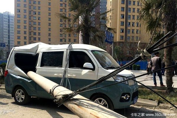 咸阳肇事的卡车司机 交警喊你回来修车