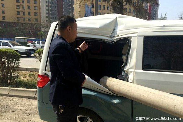 咸阳肇事的卡车司机 交警喊你回来修车